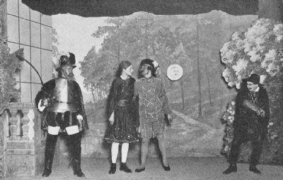 Bilde 1:  Bildet er fra april 1912 (eller kanskje desember 1911), f. v.: Ludvig Brinchmann (Den grumme fader), Tor Knudsen (Rotunda), Olav T. Holst (Mustapha) og Einar Wennesland (Don Lopez y Inferno). 
							
							