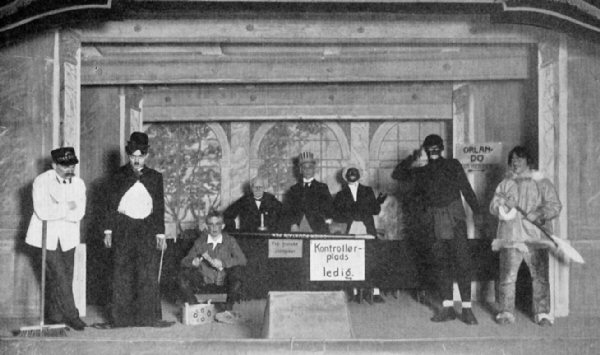 Bilde 1:  Foto under: «Jazz» 1919, første akt. Kontrolløren (Tit Kjær), Charlie Chaplin (Gulbrandson), Clemenceau (Trætteberg), Wilson (Bjune), eskimoen, representant for «det forstørra Norge» (Ivar Mauritz-Hansen). 
							
							